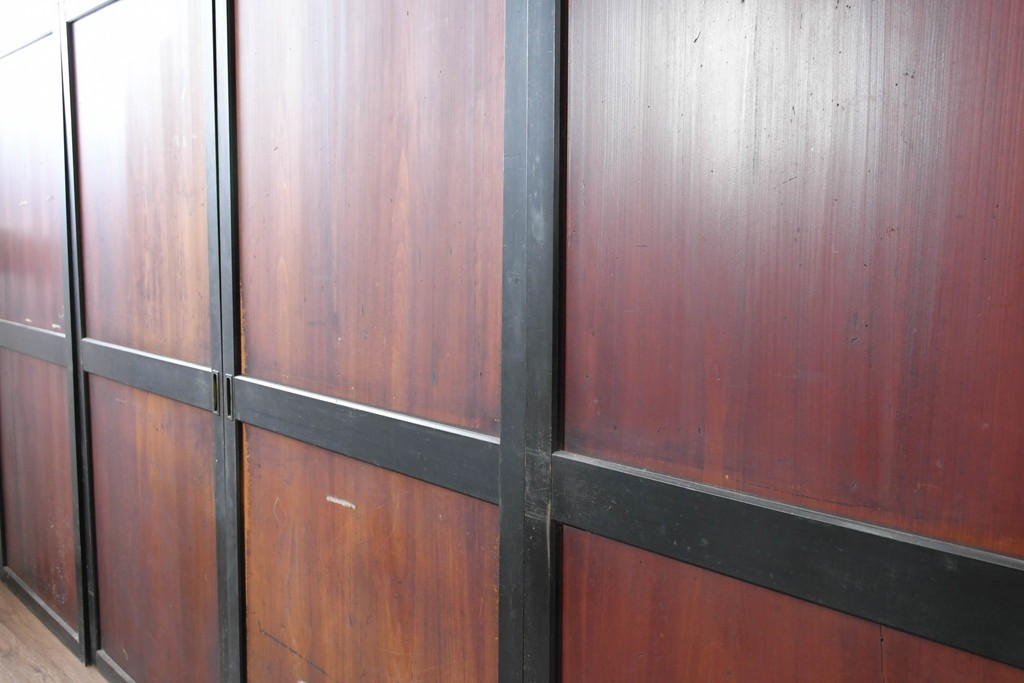 アンティーク建具　明治期　味わい深い木肌と黒框のコントラストが印象的な板戸4枚セット　(R-087459)