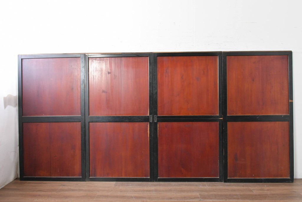 アンティーク建具　明治期　味わい深い木肌と黒框のコントラストが印象的な板戸4枚セット　(R-087459)