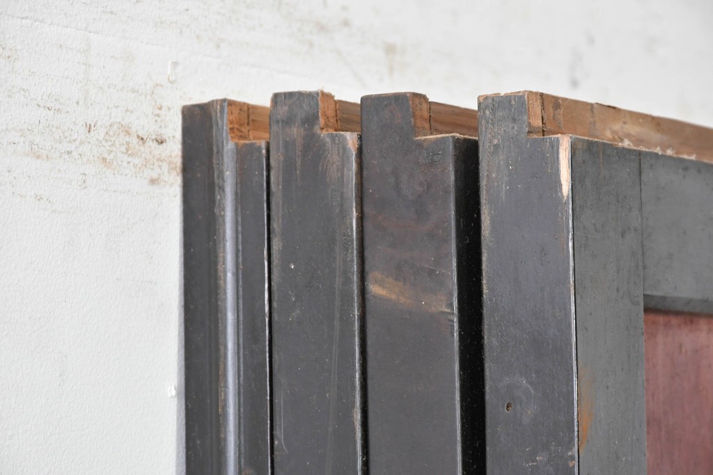 アンティーク建具　明治期　味わい深い木肌と黒框のコントラストが印象的な板戸4枚セット　(R-087459)