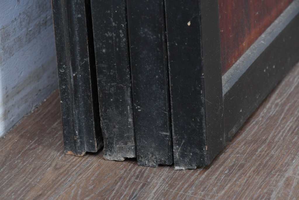 アンティーク建具　明治期　味わい深い木肌と黒框のコントラストが印象的な板戸4枚セット　(R-087459)
