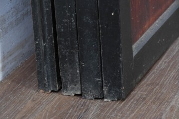 アンティーク建具　明治期　味わい深い木肌と黒框のコントラストが印象的な板戸4枚セット　(R-087459)