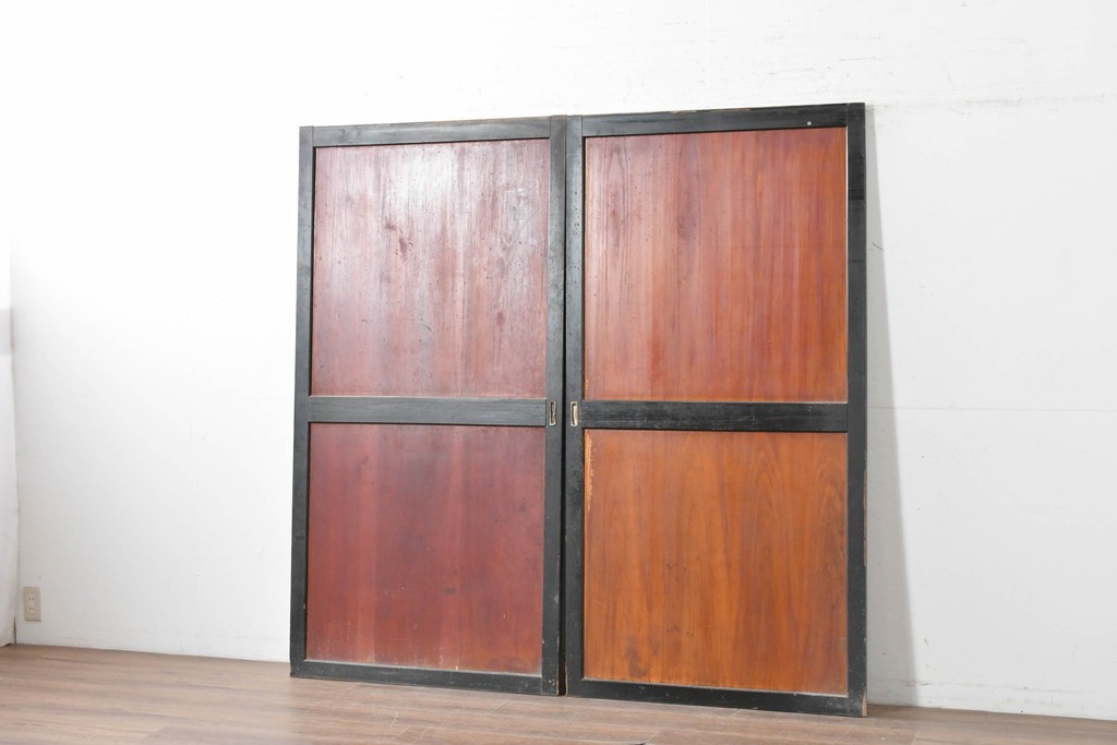 アンティーク建具　明治期　黒い框に板戸面が映える板戸2枚セット　(R-087460)