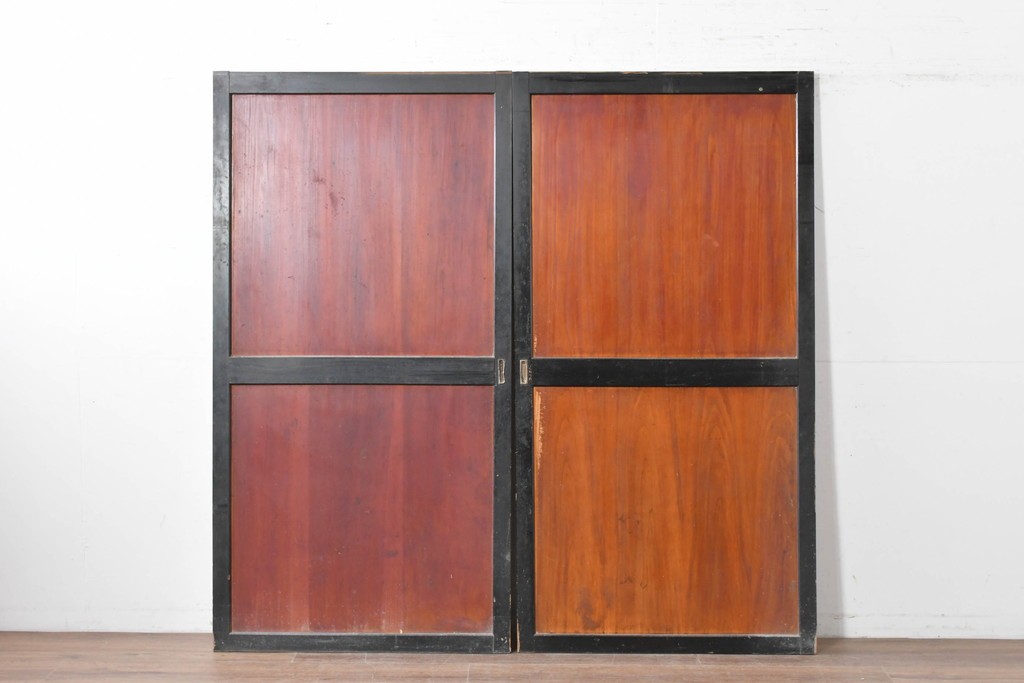 アンティーク建具　明治期　黒い框に板戸面が映える板戸2枚セット　(R-087460)