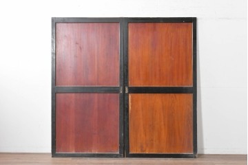 アンティーク建具　明治期　黒い框に板戸面が映える板戸2枚セット　(R-087460)