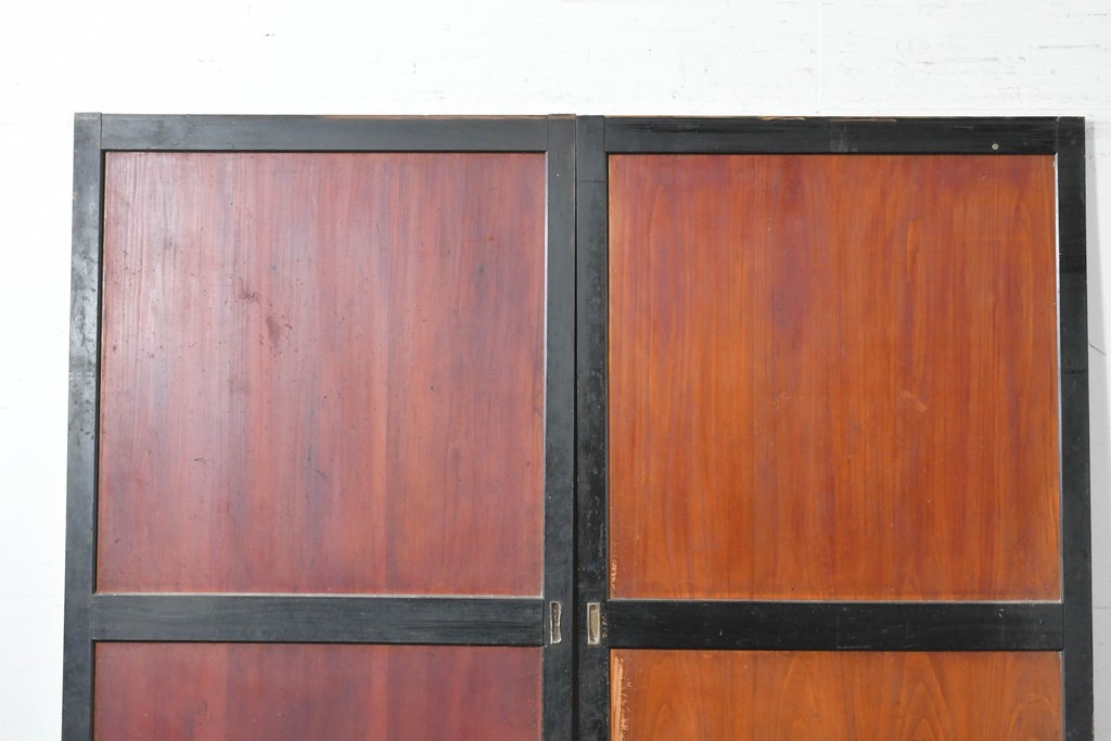 アンティーク建具　明治期　黒い框に板戸面が映える板戸2枚セット　(R-087460)