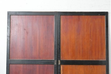 アンティーク建具　明治期　黒い框に板戸面が映える板戸2枚セット　(R-087460)