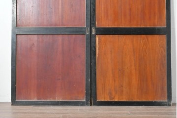 アンティーク建具　明治期　黒い框に板戸面が映える板戸2枚セット　(R-087460)