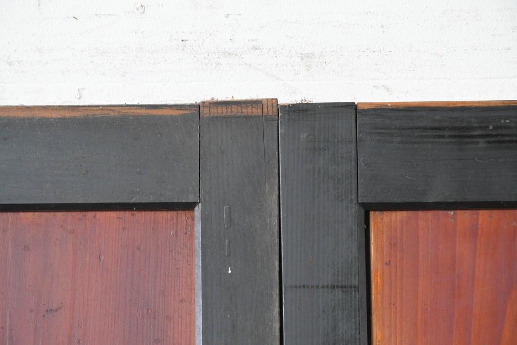 アンティーク建具　明治期　黒い框に板戸面が映える板戸2枚セット　(R-087460)