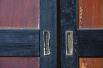 アンティーク建具　明治期　黒い框に板戸面が映える板戸2枚セット　(R-087460)