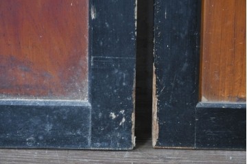 アンティーク建具　明治期　黒い框に板戸面が映える板戸2枚セット　(R-087460)