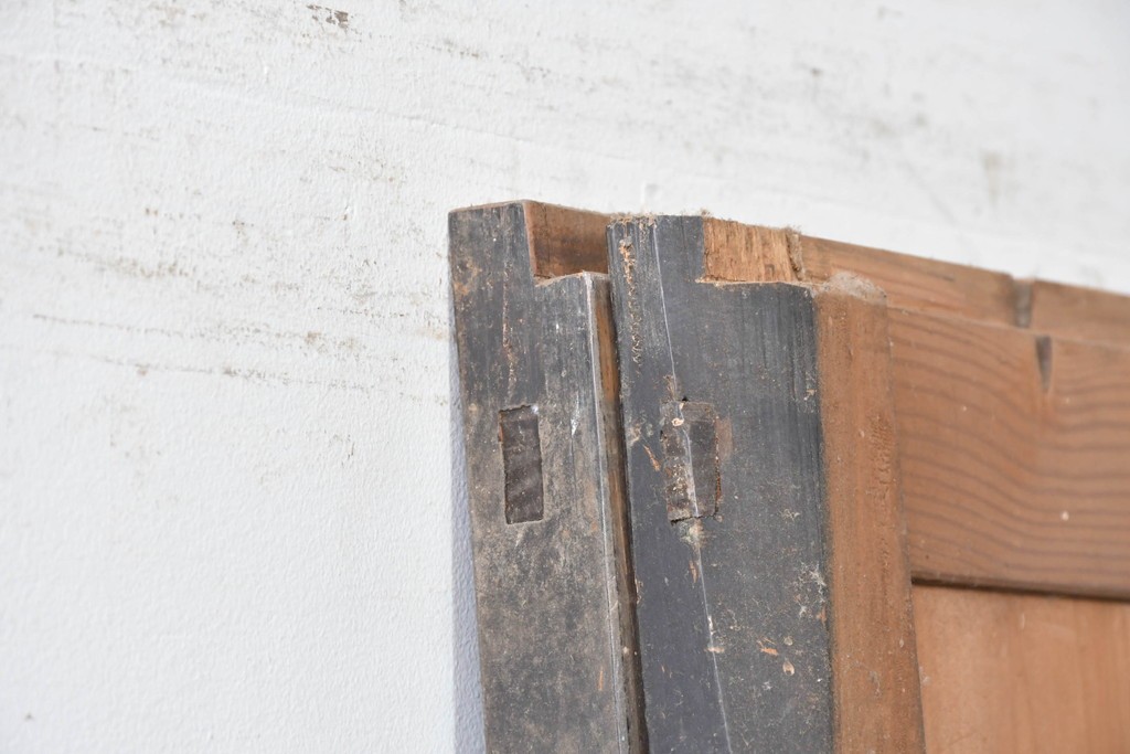 アンティーク建具　明治期　黒い框に板戸面が映える板戸2枚セット　(R-087460)