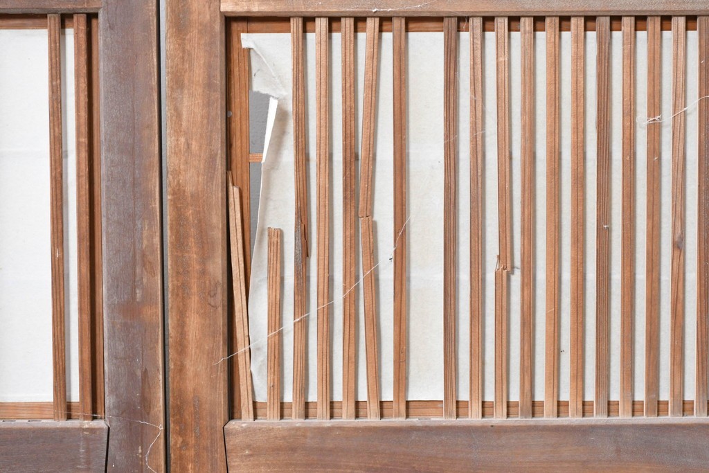 アンティーク建具　昭和初期　裏障子付き　すっきりとした細身の桟が美しい幅狭格子戸4枚セット　(R-087461)