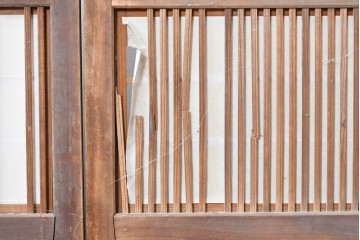アンティーク建具　昭和初期　裏障子付き　すっきりとした細身の桟が美しい幅狭格子戸4枚セット　(R-087461)