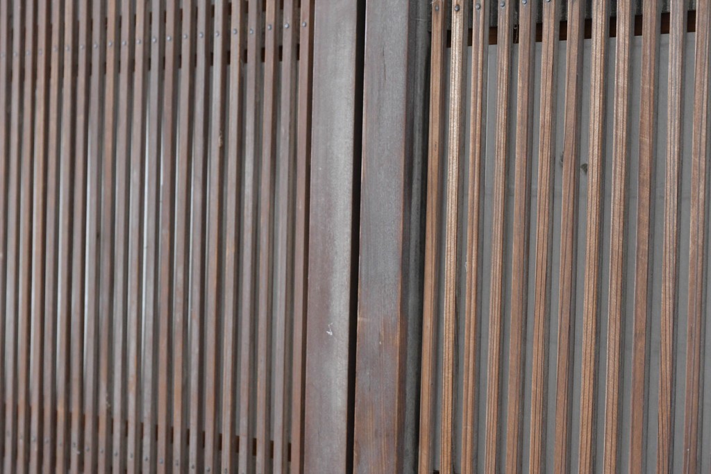 アンティーク建具　昭和初期　裏障子付き　すっきりとした細身の桟が美しい幅狭格子戸4枚セット　(R-087461)