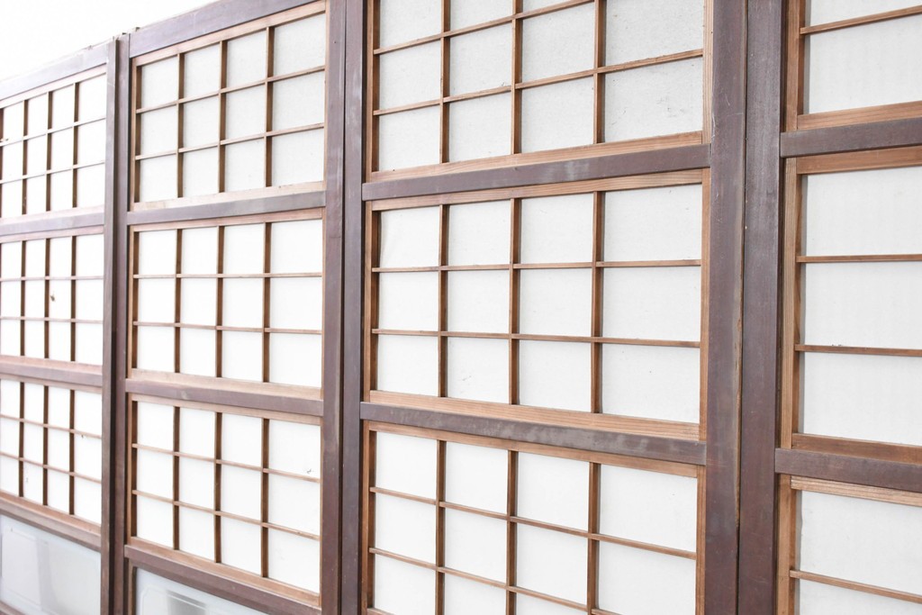 アンティーク建具　昭和初期　裏障子付き　すっきりとした細身の桟が美しい幅狭格子戸4枚セット　(R-087461)