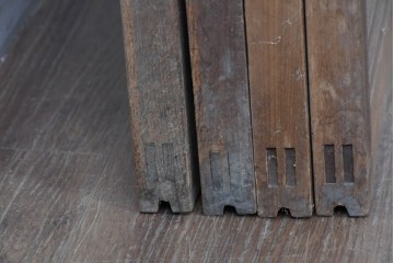 アンティーク建具　昭和初期　裏障子付き　すっきりとした細身の桟が美しい幅狭格子戸4枚セット　(R-087461)