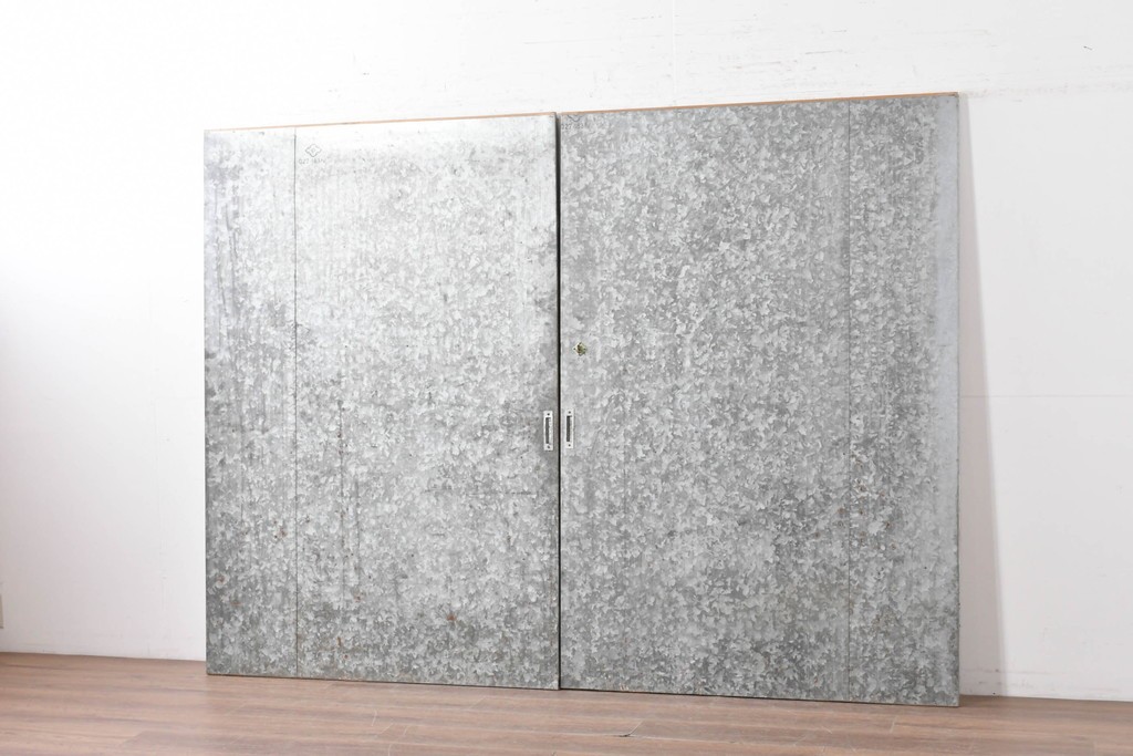 ヴィンテージ建具　昭和後期　インダストリアルな空間づくりにおすすめのブリキ板引き戸2枚セット　(R-087462)