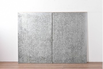 ヴィンテージ建具　昭和後期　インダストリアルな空間づくりにおすすめのブリキ板引き戸2枚セット　(R-087462)