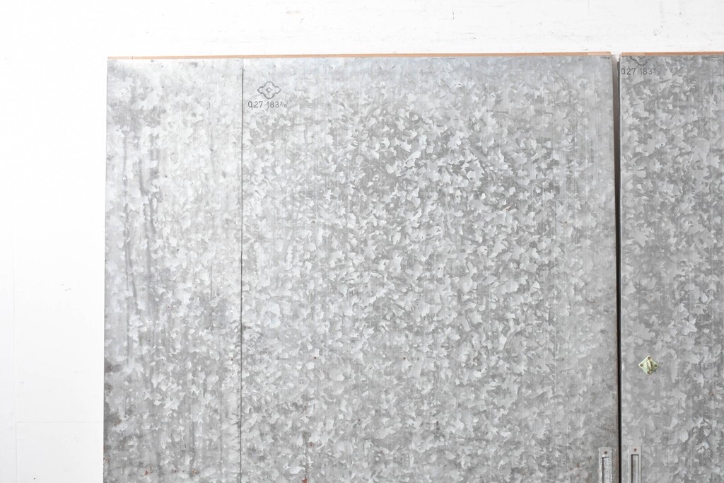 ヴィンテージ建具　昭和後期　インダストリアルな空間づくりにおすすめのブリキ板引き戸2枚セット　(R-087462)