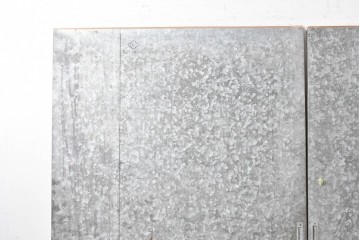 ヴィンテージ建具　昭和後期　インダストリアルな空間づくりにおすすめのブリキ板引き戸2枚セット　(R-087462)