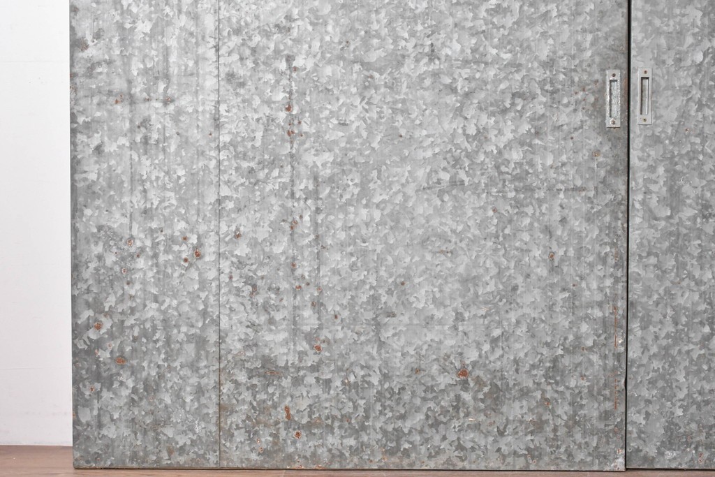 ヴィンテージ建具　昭和後期　インダストリアルな空間づくりにおすすめのブリキ板引き戸2枚セット　(R-087462)