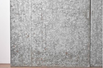 ヴィンテージ建具　昭和後期　インダストリアルな空間づくりにおすすめのブリキ板引き戸2枚セット　(R-087462)