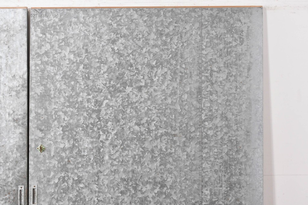 ヴィンテージ建具　昭和後期　インダストリアルな空間づくりにおすすめのブリキ板引き戸2枚セット　(R-087462)