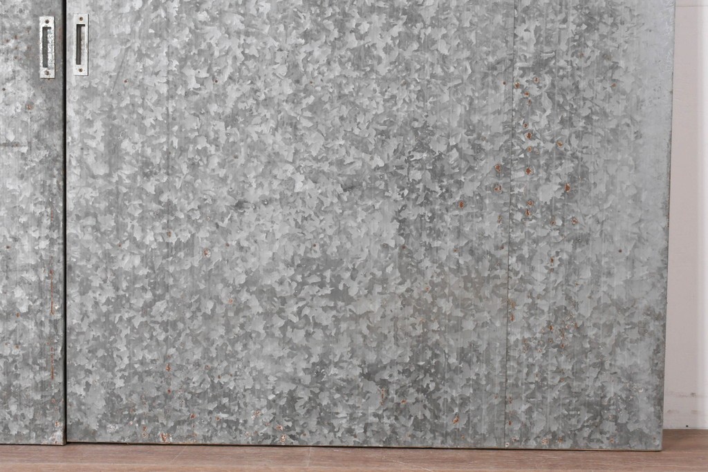 ヴィンテージ建具　昭和後期　インダストリアルな空間づくりにおすすめのブリキ板引き戸2枚セット　(R-087462)