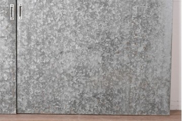 ヴィンテージ建具　昭和後期　インダストリアルな空間づくりにおすすめのブリキ板引き戸2枚セット　(R-087462)