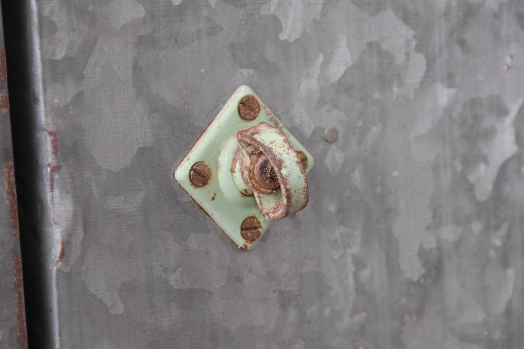 ヴィンテージ建具　昭和後期　インダストリアルな空間づくりにおすすめのブリキ板引き戸2枚セット　(R-087462)