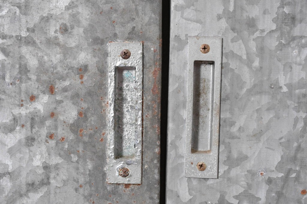 ヴィンテージ建具　昭和後期　インダストリアルな空間づくりにおすすめのブリキ板引き戸2枚セット　(R-087462)