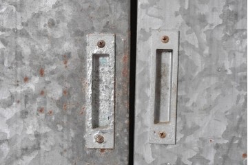 ヴィンテージ建具　昭和後期　インダストリアルな空間づくりにおすすめのブリキ板引き戸2枚セット　(R-087462)