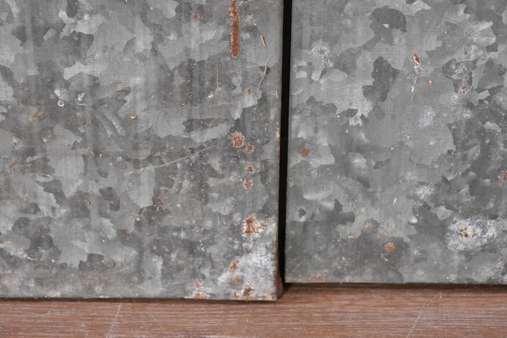 ヴィンテージ建具　昭和後期　インダストリアルな空間づくりにおすすめのブリキ板引き戸2枚セット　(R-087462)