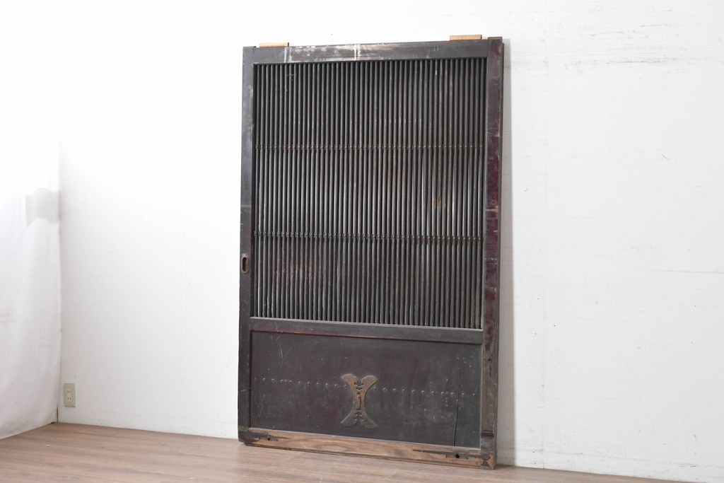 アンティーク建具　明治から大正期　栗材の力強い表情と格子意匠が美しい蔵戸1枚　(R-087464)