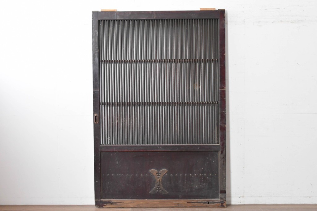 アンティーク建具　明治から大正期　栗材の力強い表情と格子意匠が美しい蔵戸1枚　(R-087464)