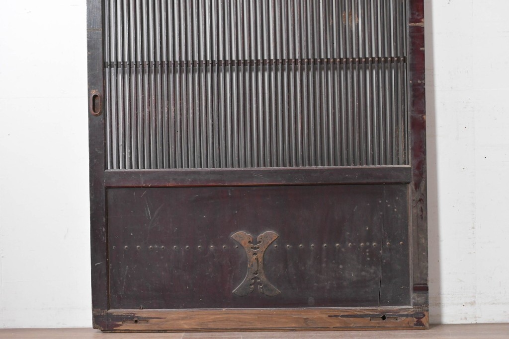 アンティーク建具　明治から大正期　栗材の力強い表情と格子意匠が美しい蔵戸1枚　(R-087464)