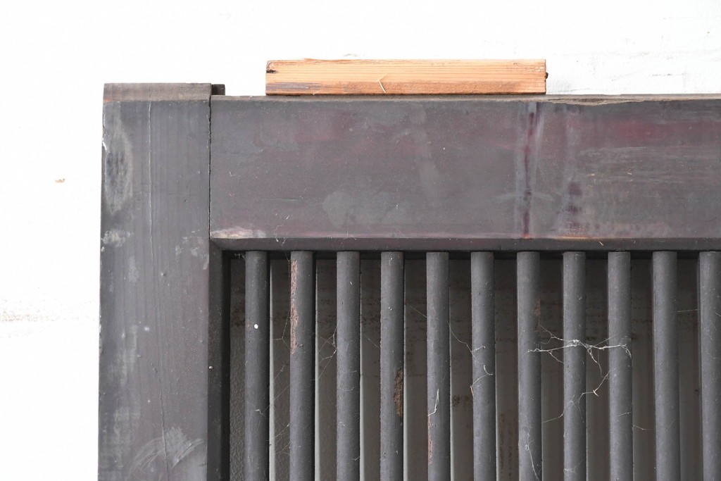 アンティーク建具　明治から大正期　栗材の力強い表情と格子意匠が美しい蔵戸1枚　(R-087464)