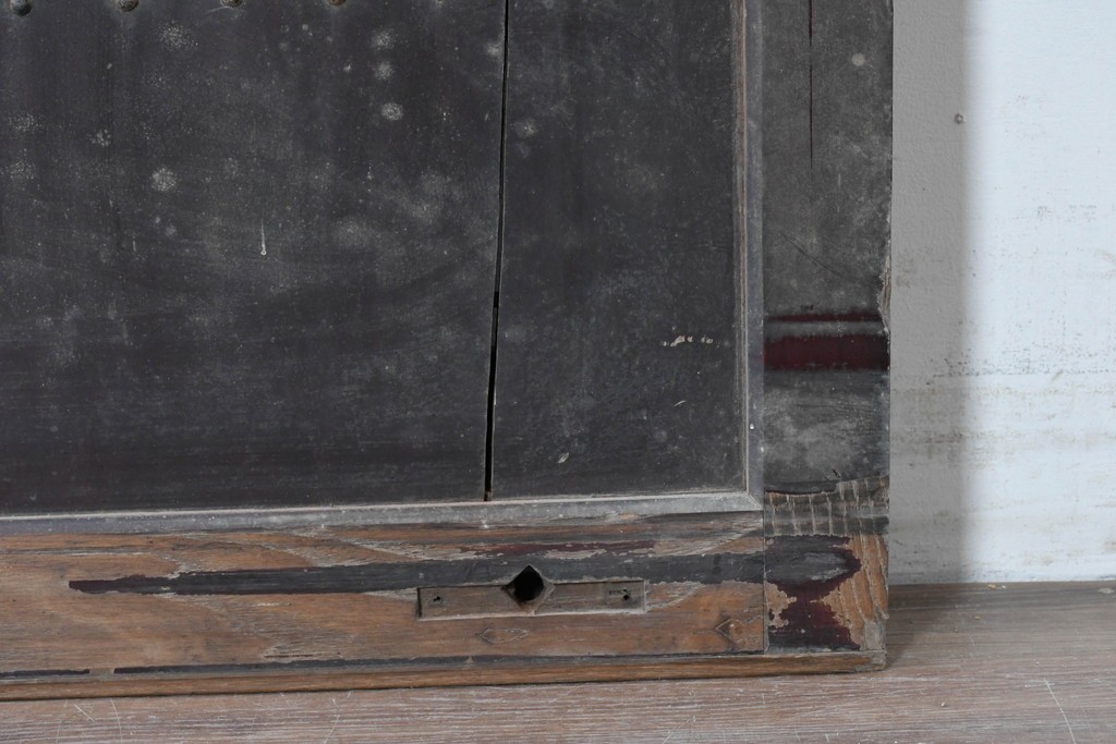 アンティーク建具　明治から大正期　栗材の力強い表情と格子意匠が美しい蔵戸1枚　(R-087464)