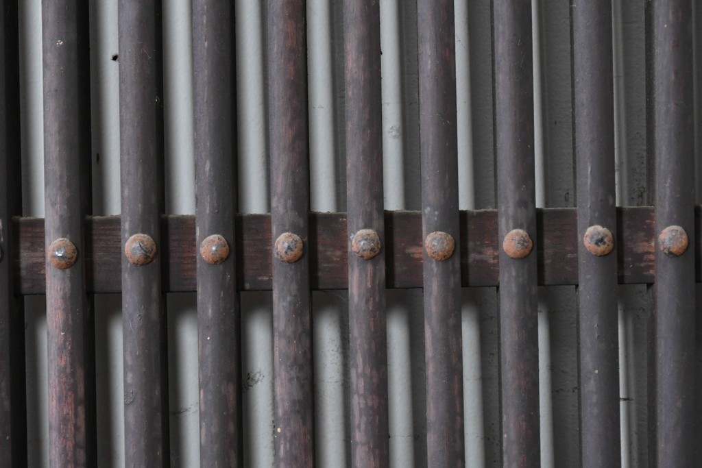 アンティーク建具　明治から大正期　栗材の力強い表情と格子意匠が美しい蔵戸1枚　(R-087464)