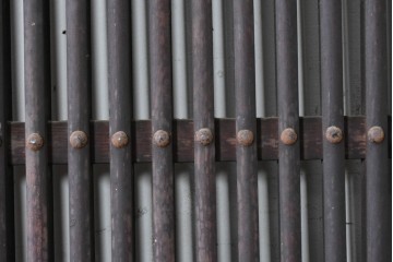 アンティーク建具　明治から大正期　栗材の力強い表情と格子意匠が美しい蔵戸1枚　(R-087464)