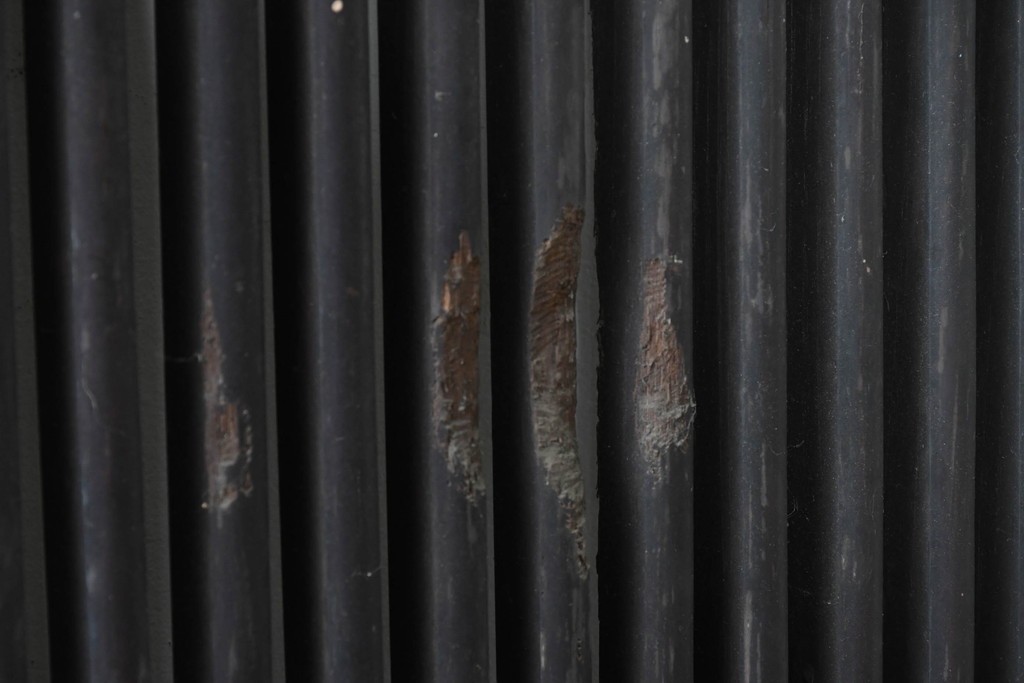 アンティーク建具　明治から大正期　栗材の力強い表情と格子意匠が美しい蔵戸1枚　(R-087464)