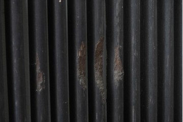 アンティーク建具　明治から大正期　栗材の力強い表情と格子意匠が美しい蔵戸1枚　(R-087464)