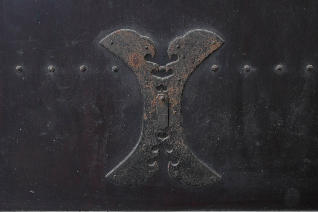 アンティーク建具　明治から大正期　栗材の力強い表情と格子意匠が美しい蔵戸1枚　(R-087464)