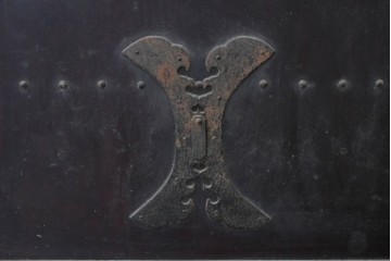 アンティーク建具　明治から大正期　栗材の力強い表情と格子意匠が美しい蔵戸1枚　(R-087464)