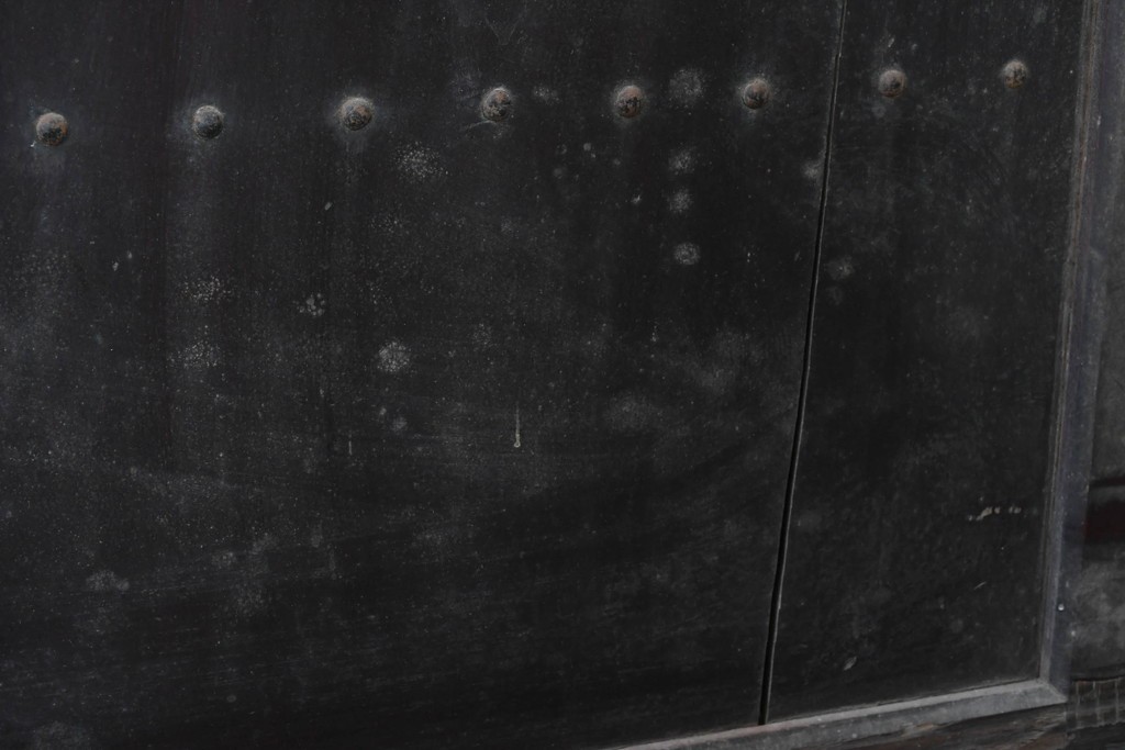 アンティーク建具　明治から大正期　栗材の力強い表情と格子意匠が美しい蔵戸1枚　(R-087464)