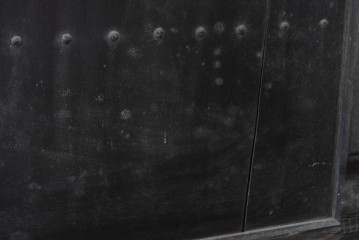 アンティーク建具　明治から大正期　栗材の力強い表情と格子意匠が美しい蔵戸1枚　(R-087464)