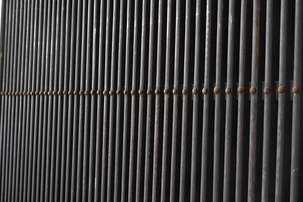 アンティーク建具　明治から大正期　栗材の力強い表情と格子意匠が美しい蔵戸1枚　(R-087464)