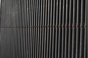 アンティーク建具　明治から大正期　栗材の力強い表情と格子意匠が美しい蔵戸1枚　(R-087464)