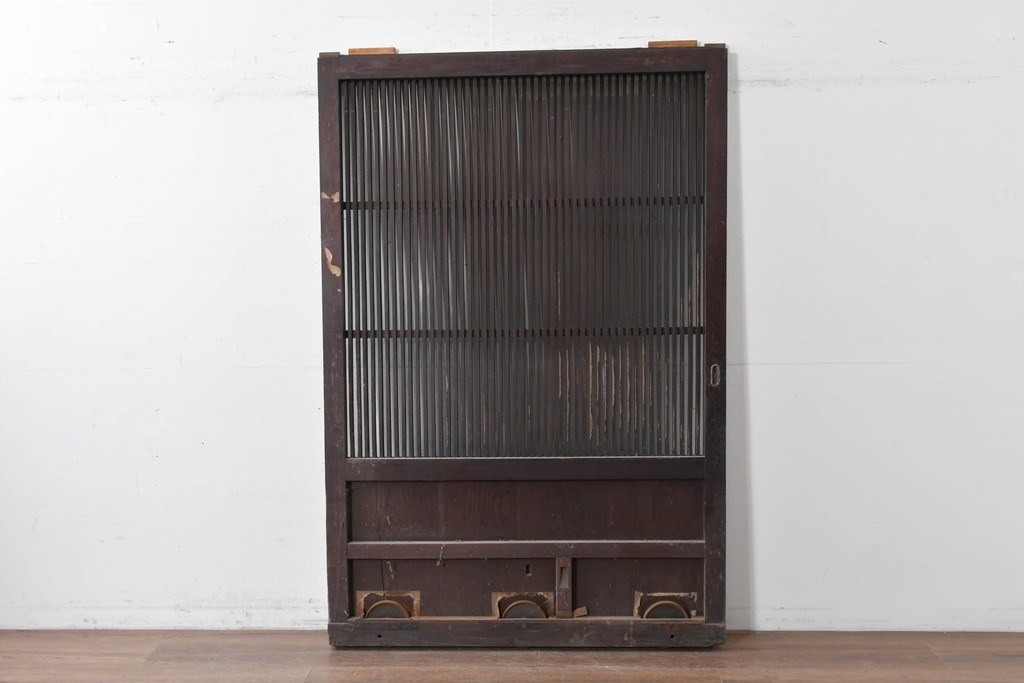 アンティーク建具　明治から大正期　栗材の力強い表情と格子意匠が美しい蔵戸1枚　(R-087464)