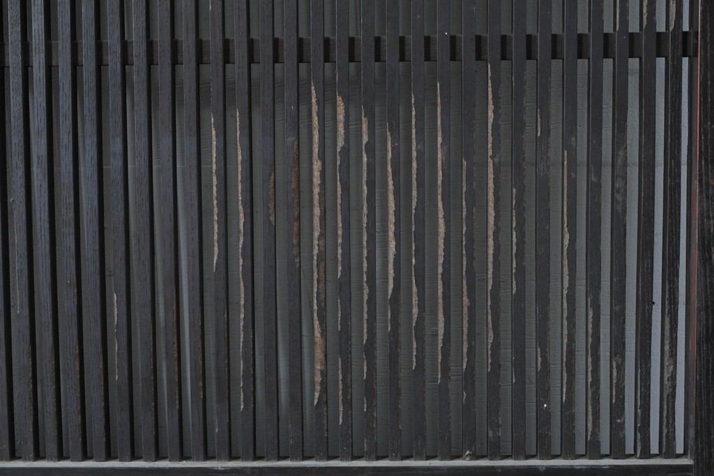 アンティーク建具　明治から大正期　栗材の力強い表情と格子意匠が美しい蔵戸1枚　(R-087464)